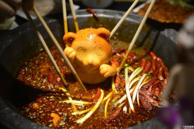 重慶老火鍋底料批發(fā)，吃火鍋的時(shí)候應(yīng)該注意哪些“點(diǎn)”