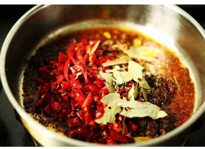 重慶火鍋底料供應(yīng)商如何進(jìn)行產(chǎn)品優(yōu)化？