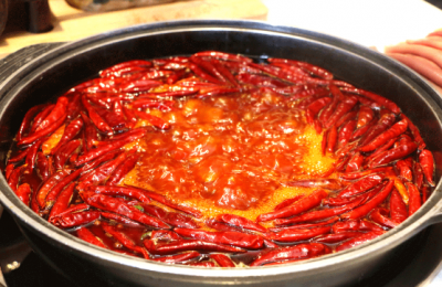 火鍋店的紅油究竟有何獨(dú)特魅力？其售價(jià)又該如何定奪？