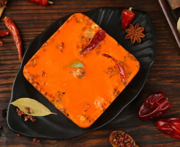 品味重慶經(jīng)典，老火鍋紅油底料入口那一刻，辣香四溢，你嘗過嗎？