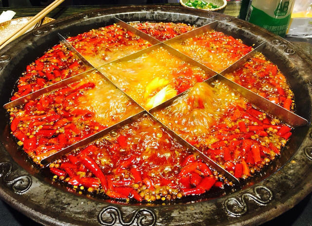  重慶火鍋底料批發(fā)對火鍋文化的闡述 重慶火鍋底料批發(fā)主要提供火鍋底料的銷售，對于一家生意很好的火鍋店來講，選擇一家穩(wěn)定的供應(yīng)商是保證生意的必要措施，一般來講，進(jìn)行長期合作的廠家在口味上才能夠進(jìn)行還原，避免了頻繁換供應(yīng)商對口味帶來的變化。 重慶火鍋種類繁多，主要以毛肚為主，當(dāng)然每道菜都有重慶風(fēng)味。調(diào)味料也以芝麻油、蒜泥、香菜、洋蔥、蠔油等輔助蘸料為基礎(chǔ)。吃得很豪放，尤其是在夏天，重慶火鍋赤手空拳，能感受到重慶火鍋帶來的浸泡。只有當(dāng)你真正享受辛辣的火鍋時(shí)，你才能品嘗到重慶火鍋的特色。這是重慶特有的風(fēng)味，也是重慶火鍋在吃的時(shí)候可以體驗(yàn)到的靈魂深處。重慶的火鍋充滿了時(shí)代的氣息。每一口火鍋都能見證重慶火鍋的歷史發(fā)展。在這樣的環(huán)境下，重慶火鍋帶來了時(shí)代的呼喚，發(fā)出了美食的號角，繼承了傳統(tǒng)的美食，創(chuàng)造了重慶火鍋更好的口味。 重慶火鍋底料批發(fā)從歷史文化的角度出發(fā)，可以說重慶火鍋是百年歷史，在不斷精細(xì)化的工作過程中，重慶火鍋吸引了更多的人去認(rèn)識，在飲食中也涵蓋了更多的歷史文化，取得了更大的成就。重慶火鍋基地的也讓人們記住了重慶的文化意義?；疱伝夭牧蠌S生產(chǎn)和生產(chǎn)火鍋基地材料是歷史發(fā)展的結(jié)合，而且在不斷生產(chǎn)的基礎(chǔ)材料中可以有多種口味和經(jīng)驗(yàn)，這也是對重慶火鍋的認(rèn)可，是重慶火鍋精神的歷史驅(qū)動。重慶火鍋的味道是很有特點(diǎn)的，特別是我們吃火鍋的時(shí)候，我們可以識別和體驗(yàn)火鍋的味道。重慶火鍋在吃火鍋時(shí)，會帶來一定的特色和各種口味，所以火鍋的味道也可以被更多人接受和喜歡。 重慶火鍋底料批發(fā)的風(fēng)味體現(xiàn)在多樣化的格局中。說重慶火鍋的多樣性真的沒有覆蓋，更不用說重慶火鍋中的紅油黃油了。重慶火鍋的香辣味足以讓更多的人喜歡。當(dāng)然，目前重慶火鍋種類較多，但所有的基礎(chǔ)材料都圍繞著重慶火鍋展開。美味的麻辣鍋，正宗的重慶火鍋，精致的火鍋，吃起來正宗的味道，是重慶火鍋帶來的享受。 為了追求健康，重慶火鍋帶來了越來越多的基礎(chǔ)材料。在基礎(chǔ)材料上，滋補(bǔ)木耳湯火鍋也可以帶來這個時(shí)代的正宗味道，吃在嘴里，享受美味的重慶火鍋。重慶火鍋的番茄火鍋很有特色，可以是酸辣的，可以是酸辣的，但是吃這種火鍋，你可以享受到重慶火鍋的美味，是重慶火鍋從主料到主料的絕配。當(dāng)然，這種重慶火鍋有著獨(dú)特的風(fēng)味，是對重慶風(fēng)味的體驗(yàn)和認(rèn)識。但我們吃的是火鍋。我們所享受的是重慶的品味和體驗(yàn)。