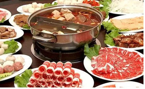  重慶火鍋底料批發(fā)對火鍋文化的闡述 重慶火鍋底料批發(fā)主要提供火鍋底料的銷售，對于一家生意很好的火鍋店來講，選擇一家穩(wěn)定的供應(yīng)商是保證生意的必要措施，一般來講，進(jìn)行長期合作的廠家在口味上才能夠進(jìn)行還原，避免了頻繁換供應(yīng)商對口味帶來的變化。 重慶火鍋種類繁多，主要以毛肚為主，當(dāng)然每道菜都有重慶風(fēng)味。調(diào)味料也以芝麻油、蒜泥、香菜、洋蔥、蠔油等輔助蘸料為基礎(chǔ)。吃得很豪放，尤其是在夏天，重慶火鍋赤手空拳，能感受到重慶火鍋帶來的浸泡。只有當(dāng)你真正享受辛辣的火鍋時(shí)，你才能品嘗到重慶火鍋的特色。這是重慶特有的風(fēng)味，也是重慶火鍋在吃的時(shí)候可以體驗(yàn)到的靈魂深處。重慶的火鍋充滿了時(shí)代的氣息。每一口火鍋都能見證重慶火鍋的歷史發(fā)展。在這樣的環(huán)境下，重慶火鍋帶來了時(shí)代的呼喚，發(fā)出了美食的號角，繼承了傳統(tǒng)的美食，創(chuàng)造了重慶火鍋更好的口味。 重慶火鍋底料批發(fā)從歷史文化的角度出發(fā)，可以說重慶火鍋是百年歷史，在不斷精細(xì)化的工作過程中，重慶火鍋吸引了更多的人去認(rèn)識，在飲食中也涵蓋了更多的歷史文化，取得了更大的成就。重慶火鍋基地的也讓人們記住了重慶的文化意義。火鍋基地材料廠生產(chǎn)和生產(chǎn)火鍋基地材料是歷史發(fā)展的結(jié)合，而且在不斷生產(chǎn)的基礎(chǔ)材料中可以有多種口味和經(jīng)驗(yàn)，這也是對重慶火鍋的認(rèn)可，是重慶火鍋精神的歷史驅(qū)動。重慶火鍋的味道是很有特點(diǎn)的，特別是我們吃火鍋的時(shí)候，我們可以識別和體驗(yàn)火鍋的味道。重慶火鍋在吃火鍋時(shí)，會帶來一定的特色和各種口味，所以火鍋的味道也可以被更多人接受和喜歡。 重慶火鍋底料批發(fā)的風(fēng)味體現(xiàn)在多樣化的格局中。說重慶火鍋的多樣性真的沒有覆蓋，更不用說重慶火鍋中的紅油黃油了。重慶火鍋的香辣味足以讓更多的人喜歡。當(dāng)然，目前重慶火鍋種類較多，但所有的基礎(chǔ)材料都圍繞著重慶火鍋展開。美味的麻辣鍋，正宗的重慶火鍋，精致的火鍋，吃起來正宗的味道，是重慶火鍋帶來的享受。 為了追求健康，重慶火鍋帶來了越來越多的基礎(chǔ)材料。在基礎(chǔ)材料上，滋補(bǔ)木耳湯火鍋也可以帶來這個時(shí)代的正宗味道，吃在嘴里，享受美味的重慶火鍋。重慶火鍋的番茄火鍋很有特色，可以是酸辣的，可以是酸辣的，但是吃這種火鍋，你可以享受到重慶火鍋的美味，是重慶火鍋從主料到主料的絕配。當(dāng)然，這種重慶火鍋有著獨(dú)特的風(fēng)味，是對重慶風(fēng)味的體驗(yàn)和認(rèn)識。但我們吃的是火鍋。我們所享受的是重慶的品味和體驗(yàn)。